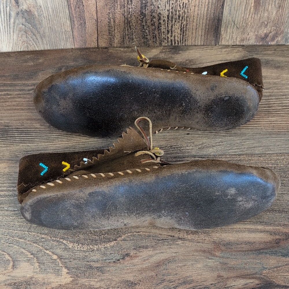 Minnetonka Brown Suede Beaded Whipstitched Moccasins Slip On Booties - Picture 6 of 8